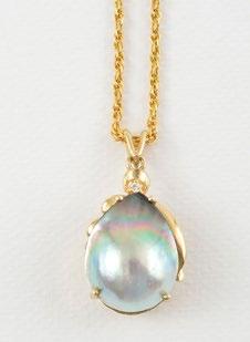 120 AND MOTHER-OF- PEARL 14K yellow gold set comprising a chain and a pendant set