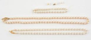 216 PEARLS Lot comprising 2 pearl necklaces, a pearl bracelet and 3