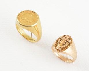 18 18K yellow gold men set comprising a clip, a pair of cufflinks and a pin.