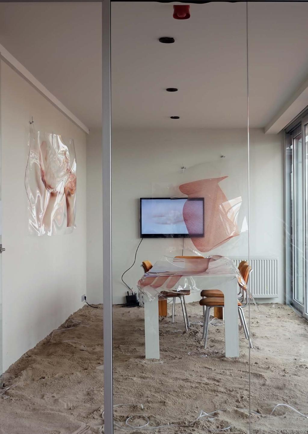 α-body 2017, installation Installationview, meetingroom, plexiglas, sand, tv,