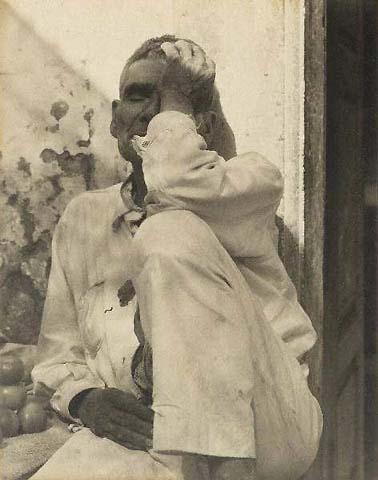 Title: Seated man, Uruapan del Progreso, Michoacán, Mexico Date / Period: 1933 rtist: Paul Strand Inv.N: 86.XM.683.67 edium: Platinum print Size: Unframed: 14.9 x 11.