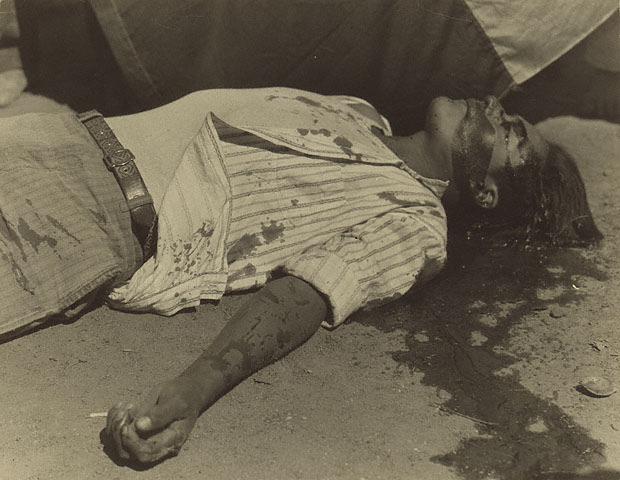 Title: Striking Worker Murdered Date / Period: 1934 rtist: Manuel Álvarez Bravo Inv.N: 92.XM.23.27 edium: Palladium print Size: Unframed: 19.7 x 21.6 cm Framed: 43.81 x 59.