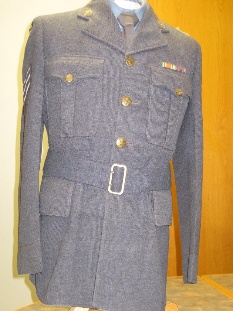 MCM772 TUNIC, AIRFORCE, WITH MEDICAL ACCOUTREMENTS Royal Canadian Air Force tunic with brass buttons.
