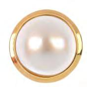 The mabé-pearl, within a circular surround, to the tapered shoulders and plain band. Weight 6.6gms. 150-200 633 An early 20th century 18ct gold sardonyx signet ring.