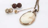 A group of Victorian and later jewellery, including a cameo locket on pinchbeck chain, a pair of 9ct gold