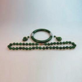 1mm) with a 10k yellow gold filigree clasp; with a nephrite hinged