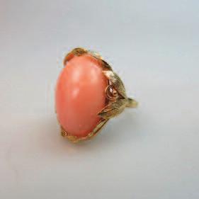 5 146 OVAL CARVED HARDSTONE CAMEO in an 18k yellow gold