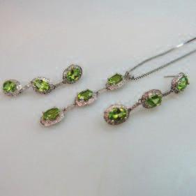 225 14K WHITE GOLD PENDANT AND EARRINGS set with a total of 9 oval cut peridots and 120 small