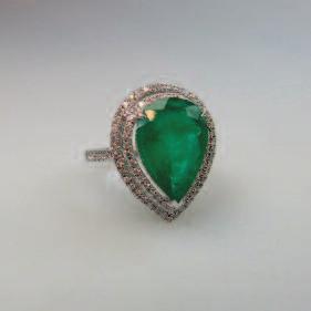 9 309 18K WHITE GOLD FILIGREE RING set with a cushion cut emerald (approx. 0.55ct.) and 30 small brilliant cut diamonds, size 6 1/2, 3.
