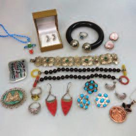 NECKLACES with 3 pairs of similar earrings $75 100 66 QUANTITY OF