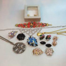 of earrings $100 200 68 QUANTITY OF GOLD, SILVER & COSTUME including a