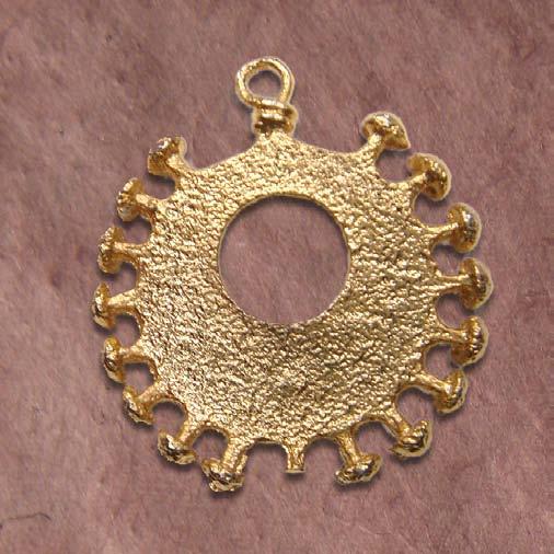 THE SAMA SUN PENDANTS Material: 18k yellow gold The pendants on this page feature the Aegean sun and the Mediterranean sun in 18k solid yellow gold.