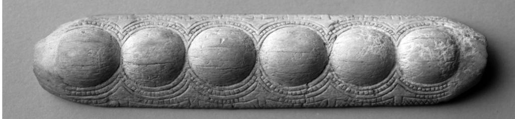 4. The art of memory 77 Figure 4.1. Bossed bone plaque from Casal Sabini (Museo Nazionale Archeologico, Altamura). Figure 4.2. Decorated jar from Grotta Nisco (Museo Nazionale Archeologico, Altamura).