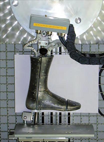 Figure 32 on the right: In order to investigate the thermal wear comfort of socks and shoes, the special wearing conditions featured by the human foot must be taken into consideration.