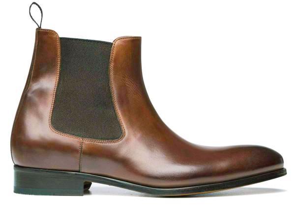 Characteristics Of The Chelsea Boot The Chelsea boot is defined by the following distinguishing features: Low heels. Rounded toes. Some style (Beatle boots) can have a pointed toe. Ankle-length.