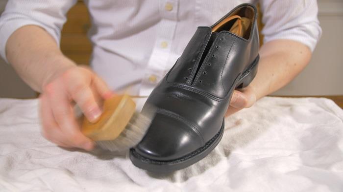 Step 4: Clean The Dirt And Grime Off First This process is integral and should always be done regardless of the level of shoe shine that you are trying to do!