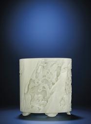Leading the season s jade selection is a magnificent white jade dragon vase and cover from the Qianlong period (1736-1795) (Lot 2971, illustrated left, estimate: