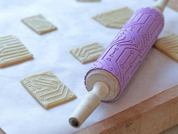 The rolling pin handles make it easier to roll on the imprint but you can still texture the dough