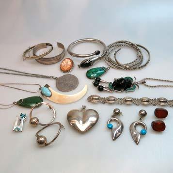 32 SMALL QUANTITY OF SILVER JEWELLERY, ETC including Mexican