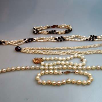 necklace with gold clasp and a ruby pendant; a baroque cultured pearl necklace (clasp