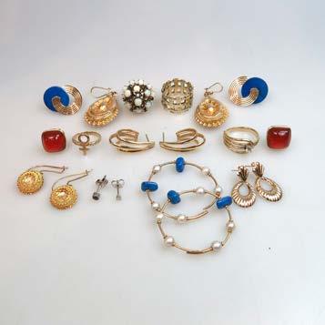 and pearl stud earrings; and 2 small gold rings $400 600 64 SMALL QUANTITY OF GOLD JEWELLERY including