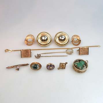 67 SMALL QUANTITY OF GOLD JEWELLERY including 2 pairs of 14k earrings; a pair of 10k gold earrings