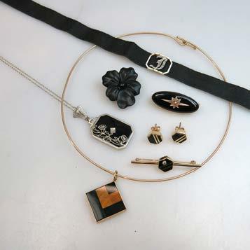 8 grams $500 700 70 SMALL QUANTITY OF GOLD JEWELLERY including a French 18k and porcelain pin; a 14k
