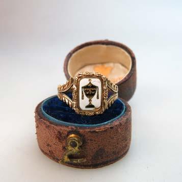 7 grams $500 700 298 EARLY 19TH CENTURY 18K YELLOW GOLD RING decorated with