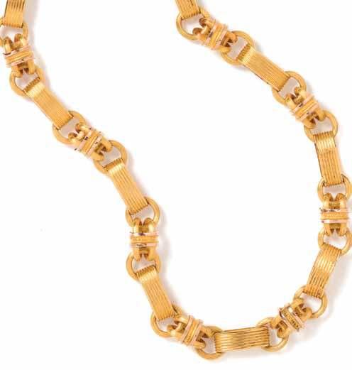 38 39 40 38 a Yellow Gold Etruscan Revival necklace, consisting of alternating wide ribbed links and ribbed oval links with a polished bar join. 20.80 dwts.
