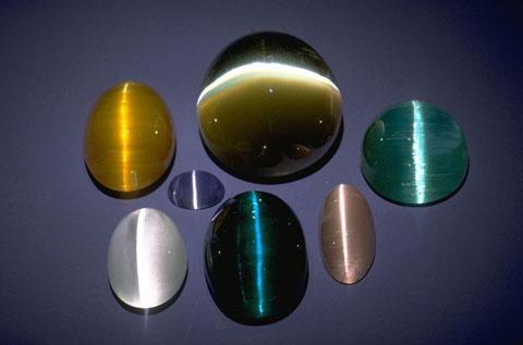Some tourmalines also show a cat s-eye effect called