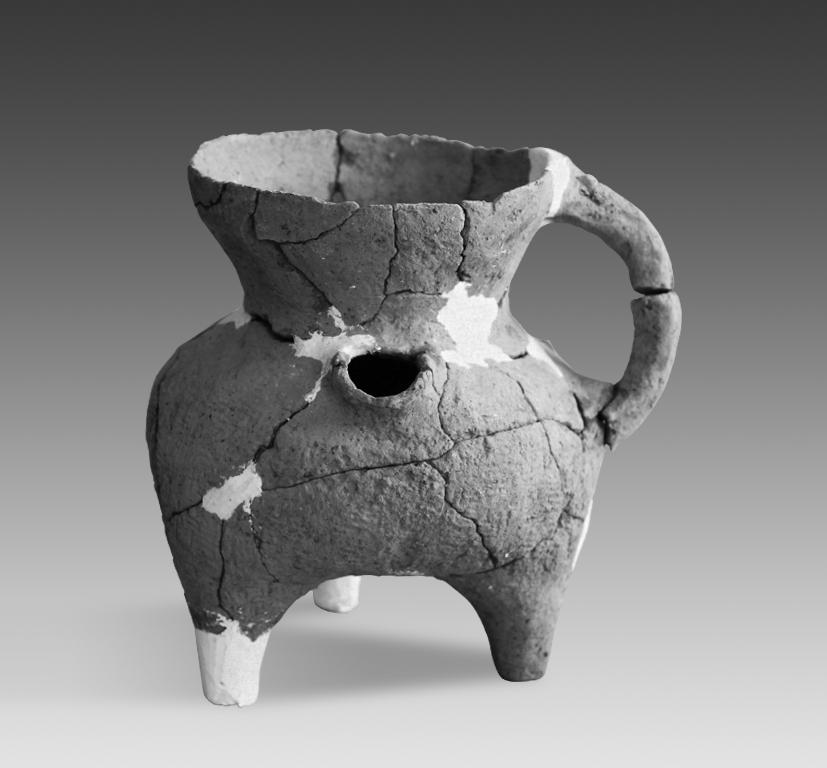 Chinese Cultural Relics» Issue Number 1, 2014 Figure 6: Stamped hard pottery double-eared guan-jar (D13M1:1) Figure 7: Hard pottery yu-basin (D13M1:2) Figure 8: Pottery he-pitcher (D13M1:3) 10 a wide