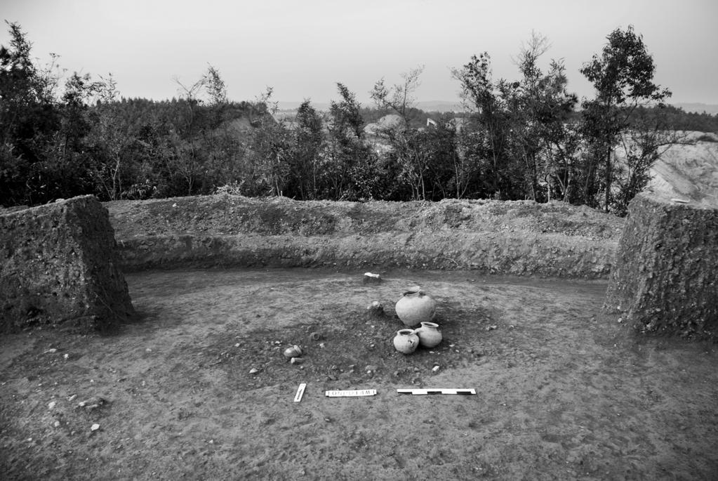 Western Zhou Dynasty Mound Tombs Figure 13: Tomb D14M1 (photo facing north) Hard pottery double-eared guan-jars (3 pieces): Artifact D14M1:2 is dark brown hard