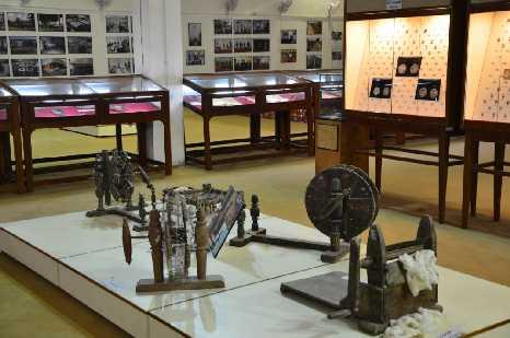 The museum also displays the popular spinning wheels around which so many Punjabi folk songs have been composed.