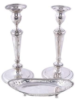 , stamped sterling, with a beaded border and a pierced scroll band, on four ball feet, 18cm (7in) long, 124g (3.