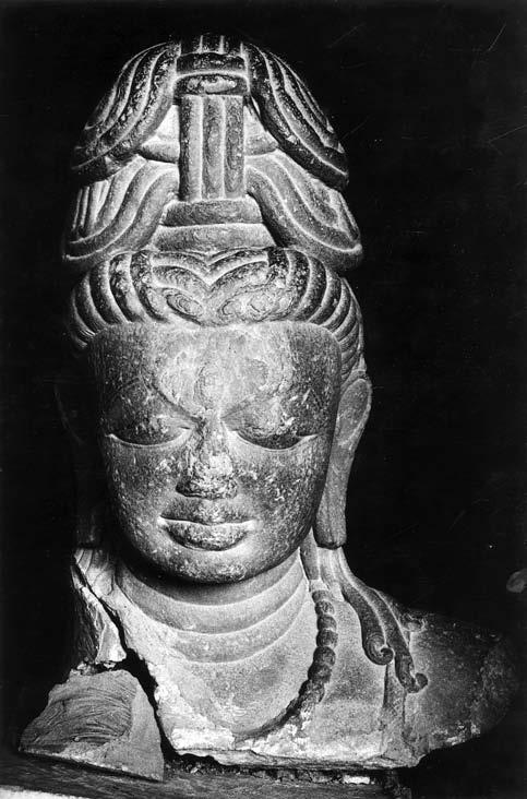 94 ARCHIVES OF ASIAN ART Fig. 7. Śiva head. Mid-8th c. Kota?, Shivpuri District, Madhya Pradesh, India. Sandstone. Archaeological Museum, Gwalior.