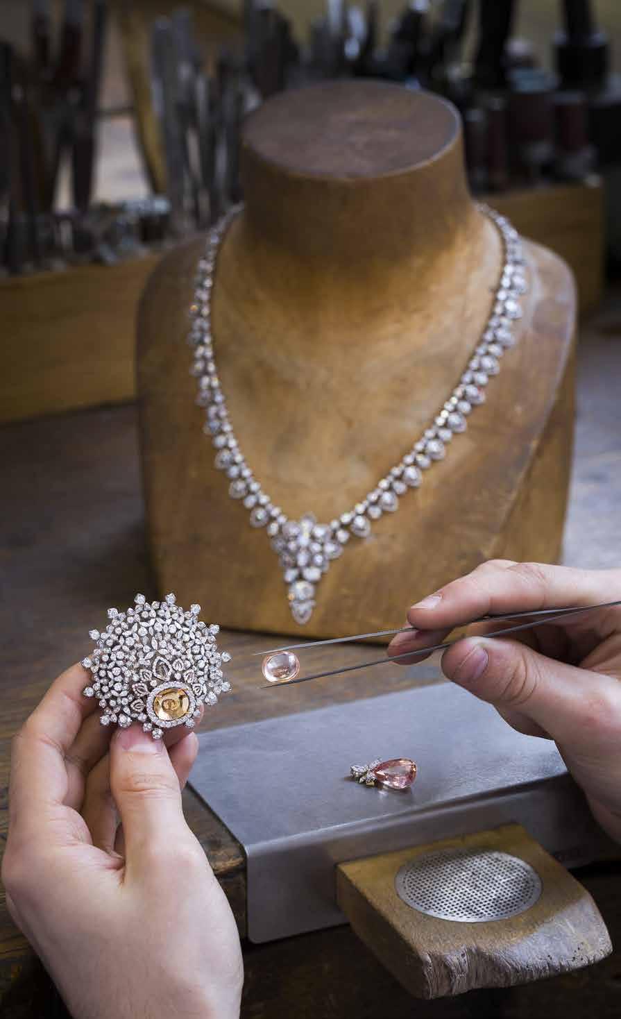 Making of the Transformable Necklace with positioning of the 9.03-carat cabochon-cut Padparadscha sapphire; Promenades Impériales, Les Mondes de Chaumet. www.chaumet.