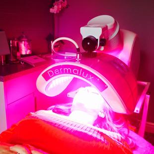 Red Light The red light is used for the benefit of all skin types and has a rejuvenating and anti-inflammatory effect on the skin.