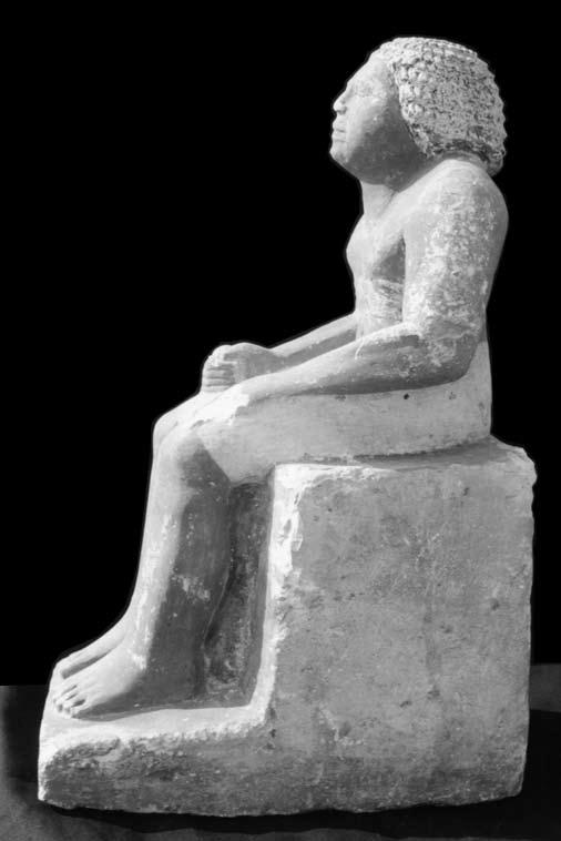Figs. 6 7. Seated statue found near G 1845. The right cheek is flatter than the left, which makes the face and head seem as if it turns left.