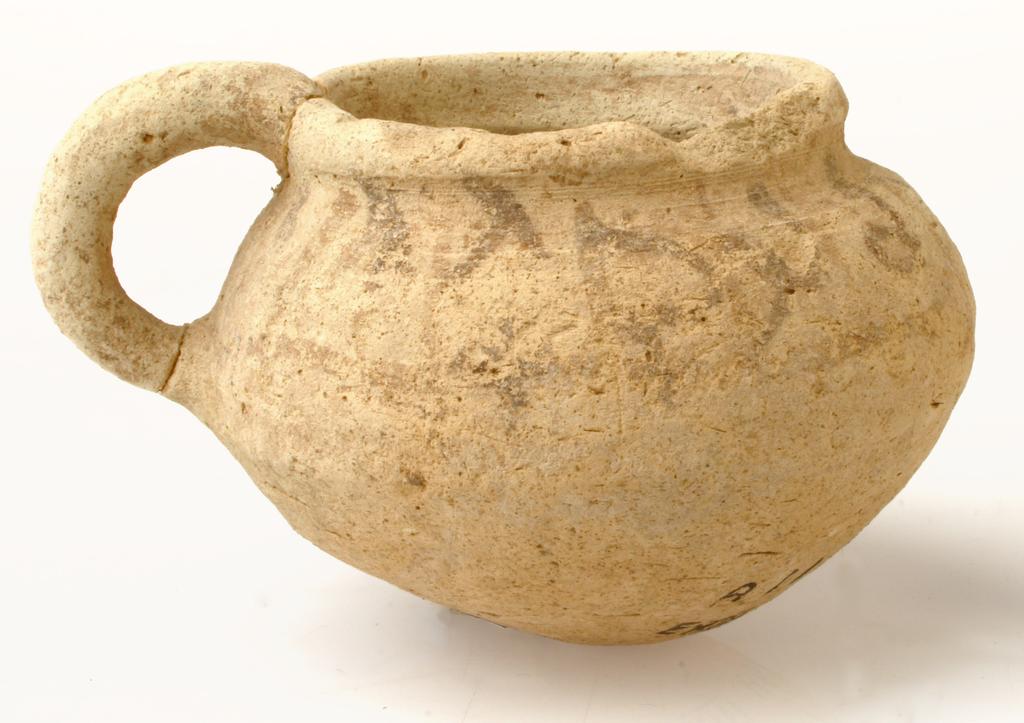Re-writing the Script 5 Figure 4: Ceramic spouted cup (spout now missing) from Tell el- Ajjul Tomb 1109, with painted Proto-Canaanite ownership inscription reading: this (belongs) to Yrṣ, (the)