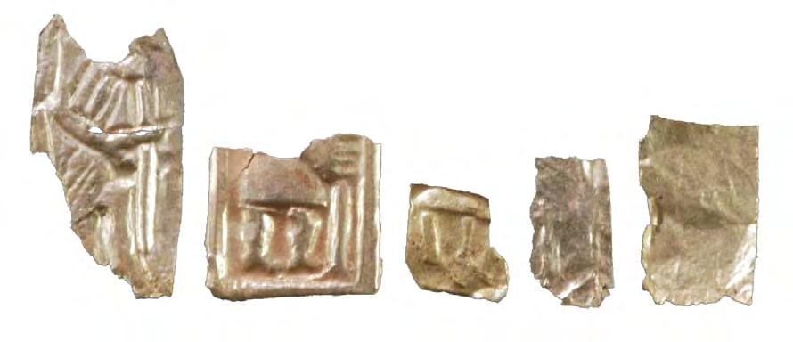 a b c d e Fig. 27. Fragments of gold foil figures from Uppåkra. a: fnr 298, b: 6414, c: 306, d: 6412, e: 3661.