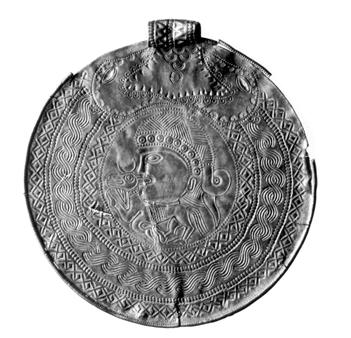 The representation of paired serpents on sword scabbard mountings, on Pferdestirnanhänger and on bracteates shows the connection to amulets, thus indicating the protective aspect of the serpents