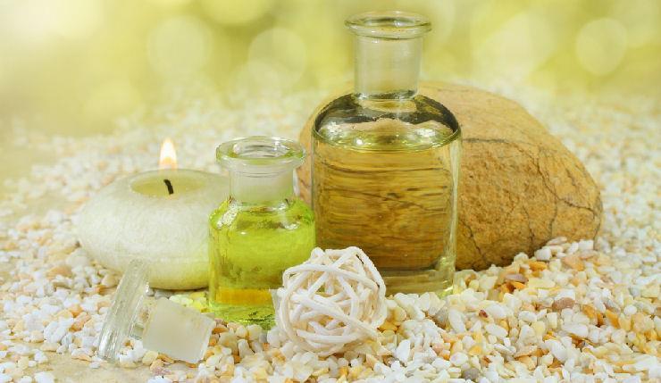 INTERMEDIATE AROMATHERAPY MASSAGE This intermediate 5 day course will teach you how to combine essentials oils and make personalised blends for yourself, clients, family and friends.