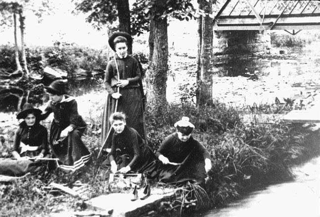CHAPTER ELEVEN Mount Holyoke Female Seminary students collect and study specimens along the banks of Stoney Brook, about 1880. Courtesy of Mount Holyoke College Special Collections and Archive.
