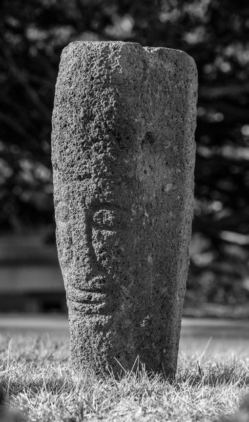 Jo Anne Van Tilburg 385 Figure 1. Two views of the Orongo doorpost (CI-WDC-001), 2006. Michael J. Colella. Easter Island Statue Project.