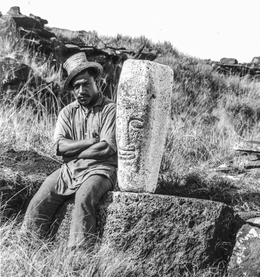 Jo Anne Van Tilburg 387 Figure 2. Rapanui man and Orongo whitewashed doorpost, June 1914. The British Museum.