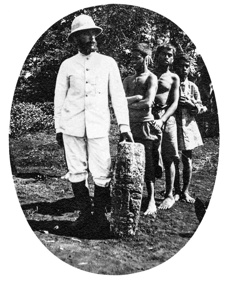 390 Lost and Found: Hoa Hakananai a and the Orongo Doorpost Figure 5. Ignacío Vives Solar and Rapanui children with Orongo doorpost (CI-WDC-001), 1916-1917. Carnegie Institute of Washington, D.C., Department of Terrestrial Magnetism.