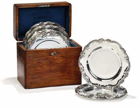 DKK 20,000-30,000 / 2,700-4,000 372 373 six russian rococo style silver dinner plates, original box with key enclosed. V. T.