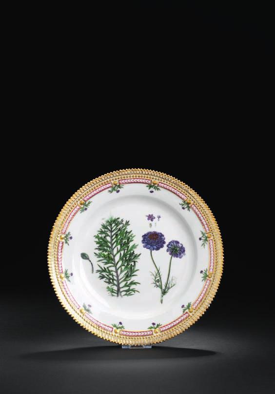 420 rare "Flora danica" porcelain plate, decoratede in colours and gold with scabiosa columbaria. Fl. danica: Tab: ccchiv F:6. The royal copenhagen Porcelain manufactory, ca 1775-1805. diam. 25 cm.