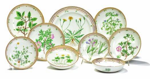 DKK 20,000-30,000 / 2,700-4,000 427 "Flora danica" eight various porcelain bowls and circular dish, decorated in colours and