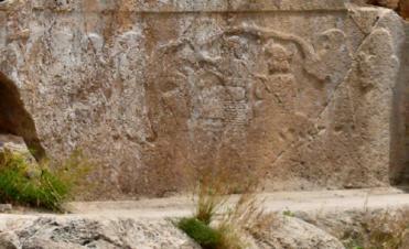 Mina, Safoura & Mostafa 37 Figure 7 and sketch 4. Rock petroglyph Kurangan in Fahlian of Fars province.source: Http://Www.livius.org.